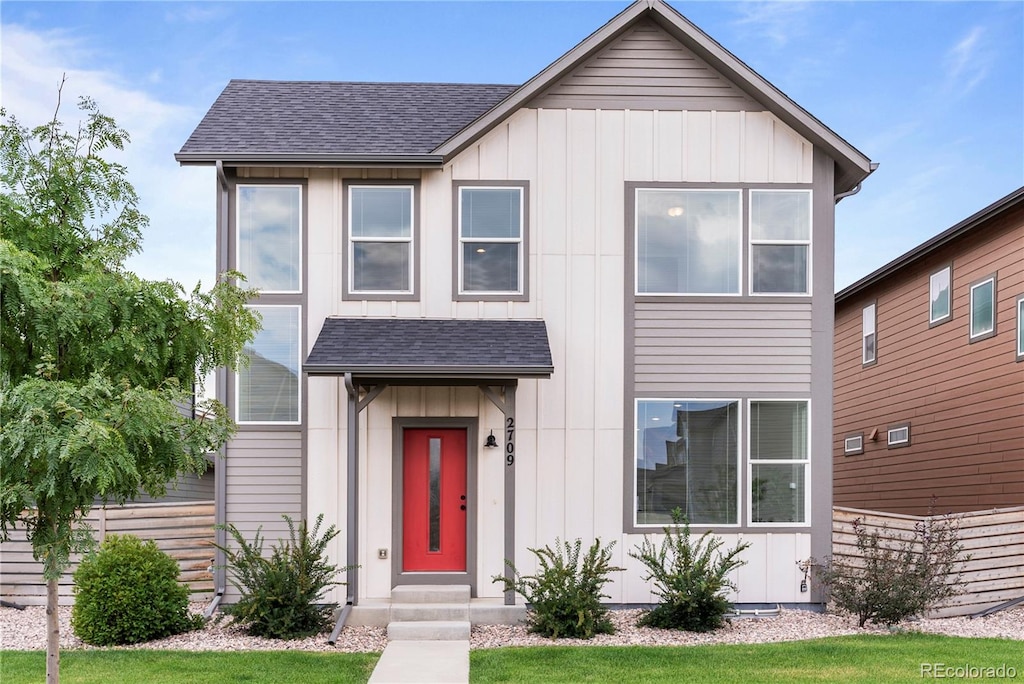 view of front facade featuring a front yard