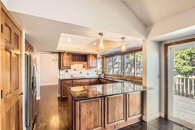 8159 Lodgepole Trl, Lone Tree, CO 80124 - kitchen featuring a sink, a peninsula, dark wood-style flooring, baseboards, and recessed lighting