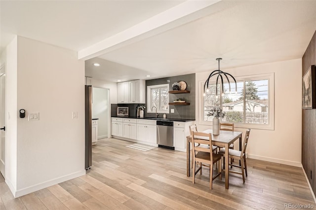 dining area with recessed lighting, light wood-style floors, and baseboards
