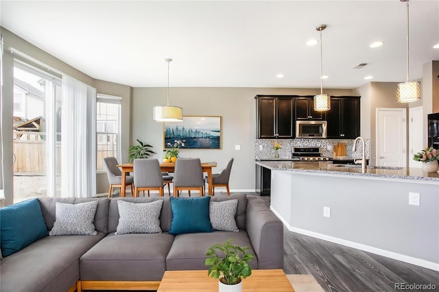 living area featuring baseboards, dark wood-type flooring, recessed lighting, and visible vents