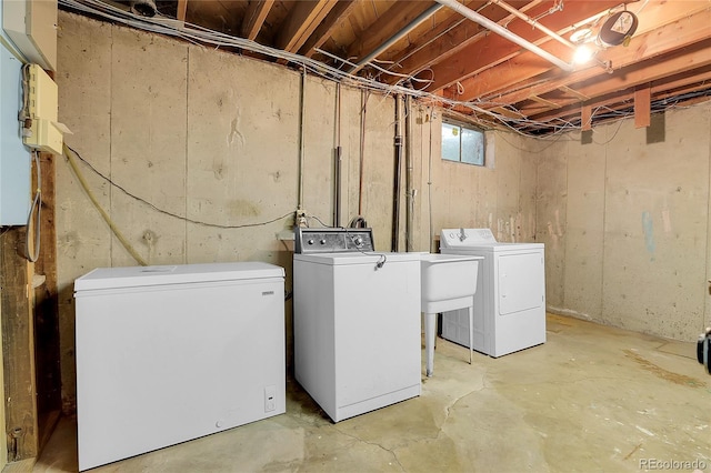 3354 W Arlington Ave, Littleton, CO 80123 - laundry area with independent washer and dryer