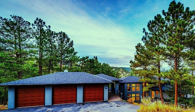 view of front of house featuring a garage