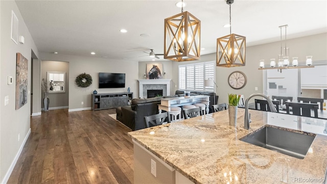 kitchen with a sink, visible vents, recessed lighting, ceiling fan, and dark wood-style floors
