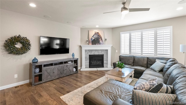 living area featuring ceiling fan, recessed lighting, baseboards, and wood finished floors