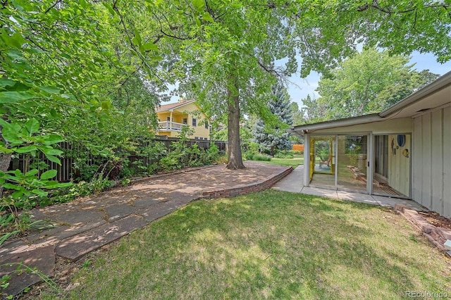 view of yard featuring a patio area