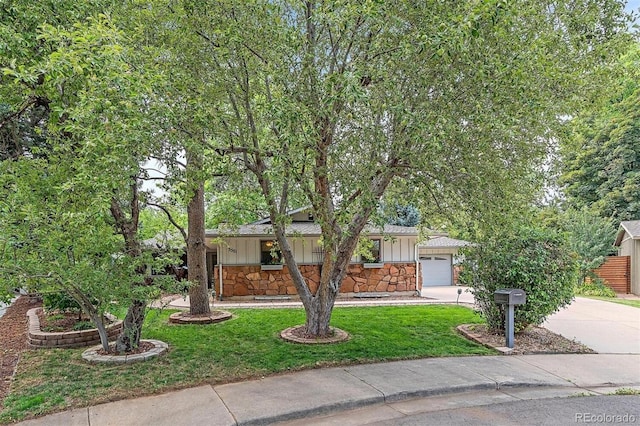 view of front of property featuring a front lawn and a garage