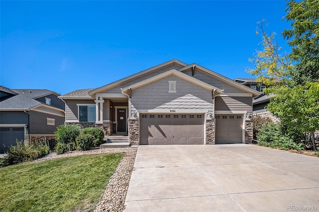 craftsman house featuring a garage and a front lawn