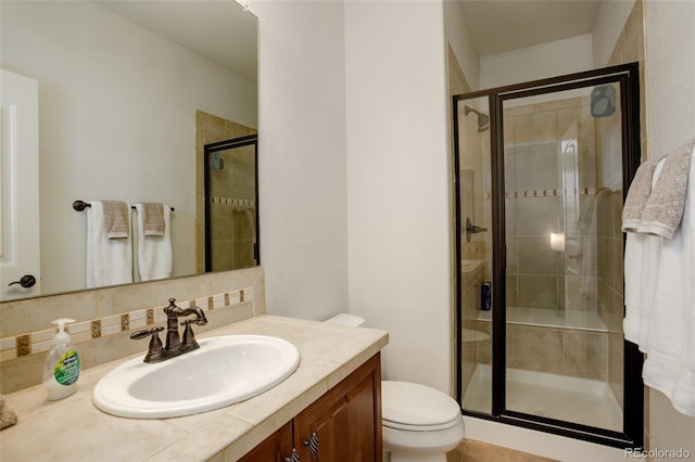 4542 Valleybrook Dr, Highlands Ranch, CO 80130 - full bath featuring a stall shower, toilet, vanity, and decorative backsplash