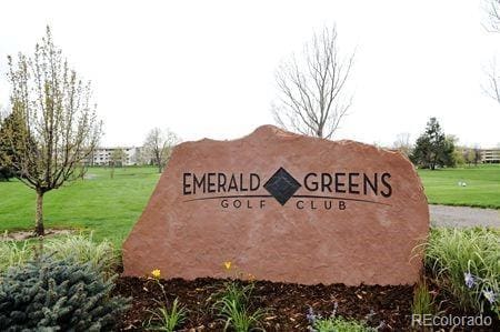 community sign featuring a yard