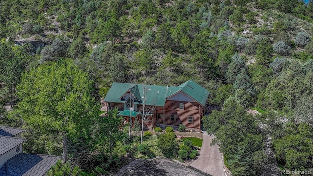 bird's eye view with a wooded view