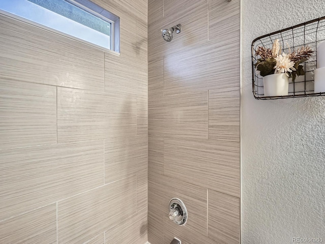 details featuring tiled shower / bath