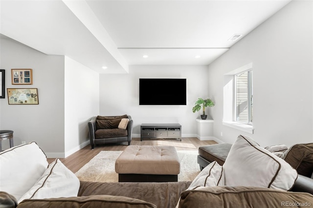 living area featuring light wood-style flooring, visible vents, baseboards, and recessed lighting