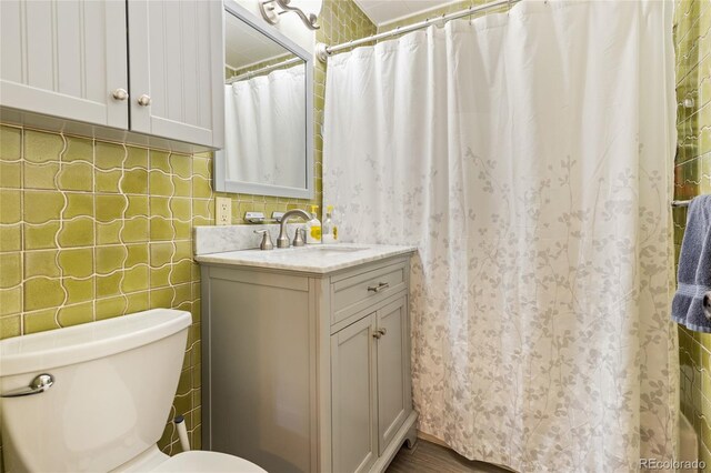 2876 S Wolff St, Denver, CO 80236 - full bath with vanity, a shower with shower curtain, and tasteful backsplash