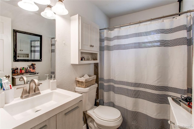full bath with toilet, a shower with curtain, and vanity