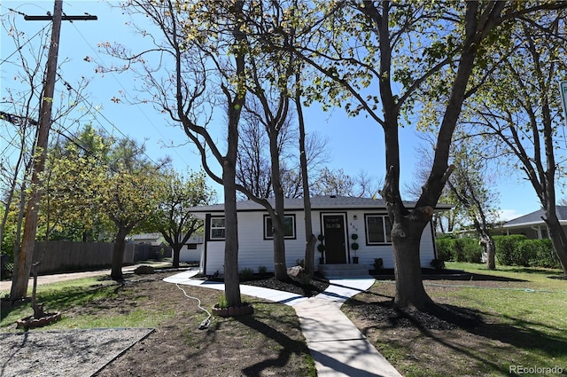 ranch-style house with a front lawn and fence