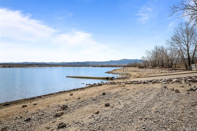 water view with a mountain view