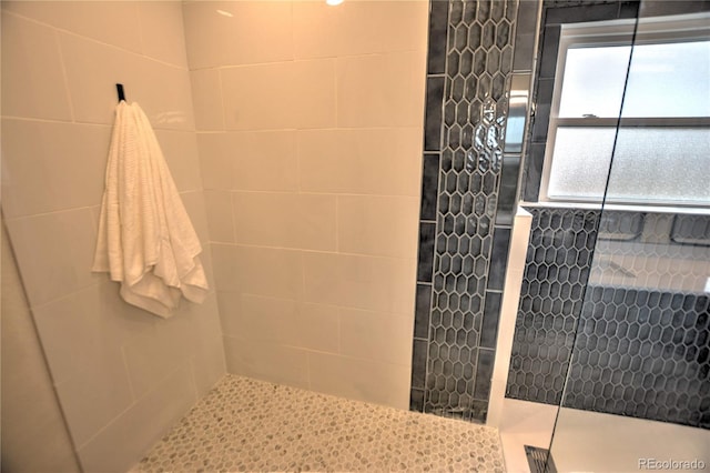 bathroom featuring a tile shower