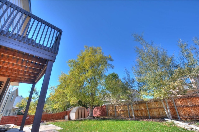 view of yard with a storage unit