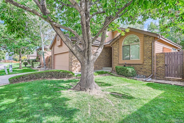 view of front of property featuring a front lawn