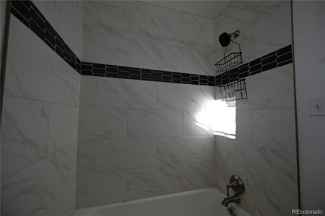 bathroom featuring tiled shower / bath combo