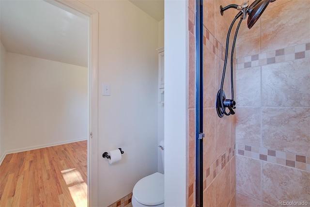 6054 Iris Way, Arvada, CO 80004 - bathroom featuring tiled shower and wood finished floors