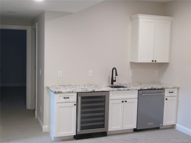 bar featuring beverage cooler, baseboards, a sink, and dishwasher