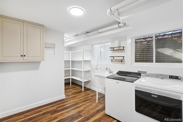 laundry area featuring sink, dark wood-type flooring, and washing machine and clothes dryer