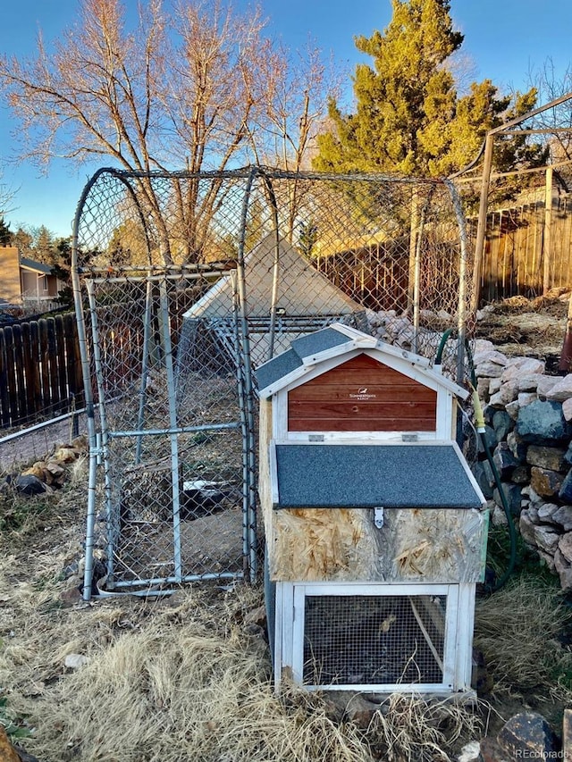 view of yard featuring an outbuilding