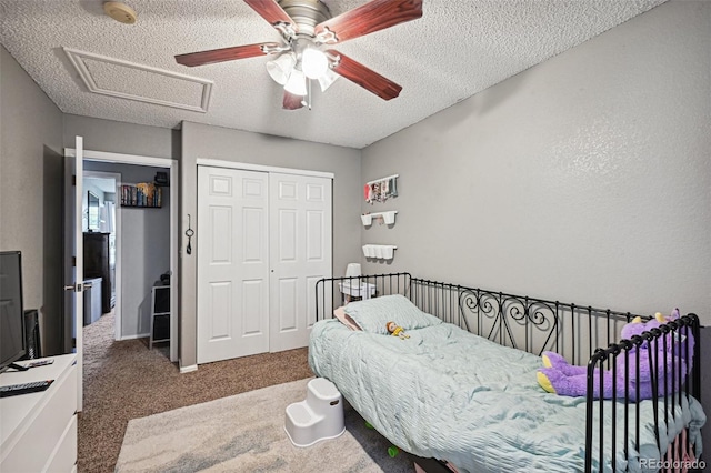 bedroom with ceiling fan, a textured ceiling, a closet, and carpet