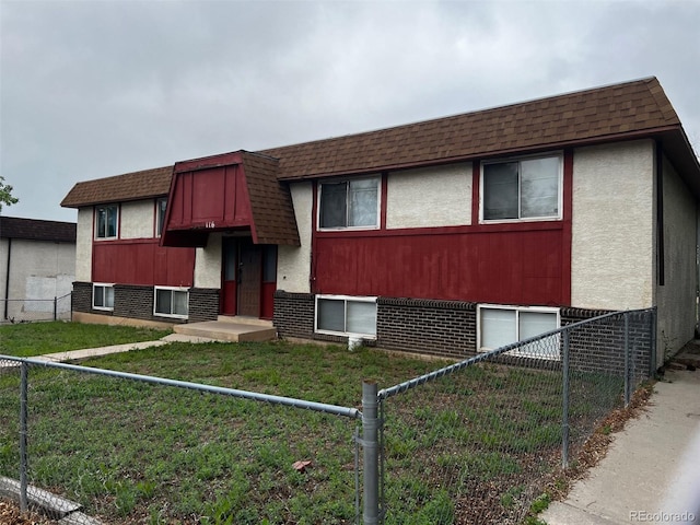 view of front of property featuring a front lawn