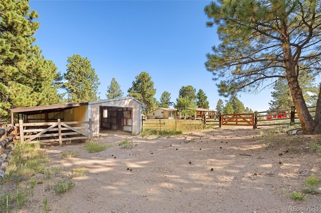 view of yard with an outbuilding