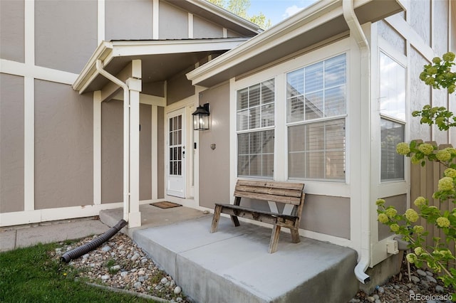 doorway to property with stucco siding and a porch