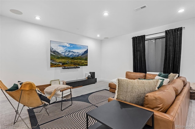 living room with visible vents, recessed lighting, baseboards, and carpet flooring