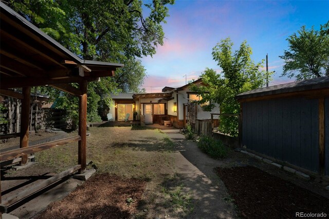 view of yard at dusk