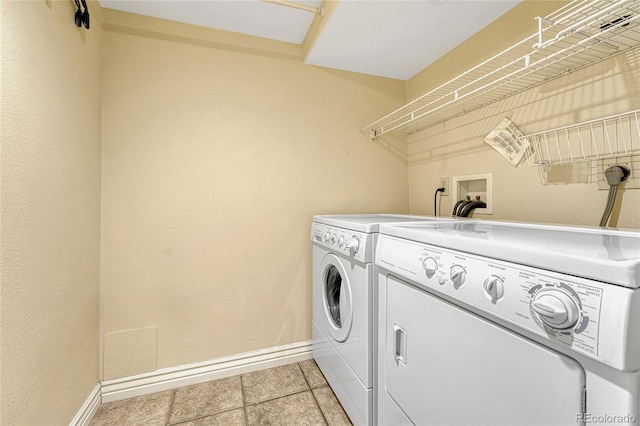 washroom with laundry area, baseboards, and independent washer and dryer