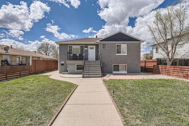 view of front facade featuring a patio area and a front yard