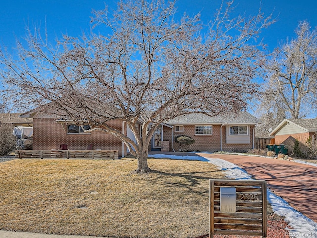 view of front of home featuring a front yard