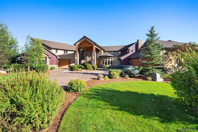 view of front facade featuring a front lawn and a garage