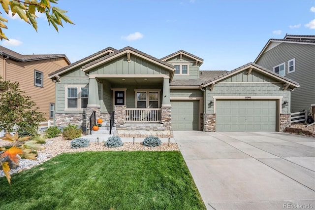 craftsman inspired home with a front lawn and covered porch