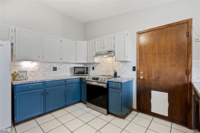 7563 Lamar Ct, Arvada, CO 80003 - kitchen featuring stainless steel range with electric cooktop, under cabinet range hood, blue cabinetry, freestanding refrigerator, and backsplash