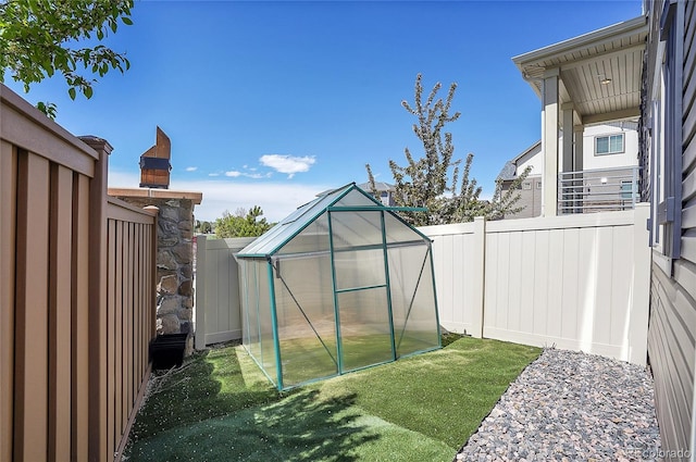 view of yard featuring an outdoor structure