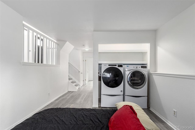 772 Ivywood Ct, Highlands Ranch, CO 80126 - laundry area featuring washer and dryer, wood finished floors, and baseboards