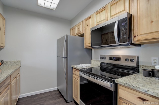 kitchen featuring stainless steel appliances, baseboards, dark wood-style floors, and light brown cabinets