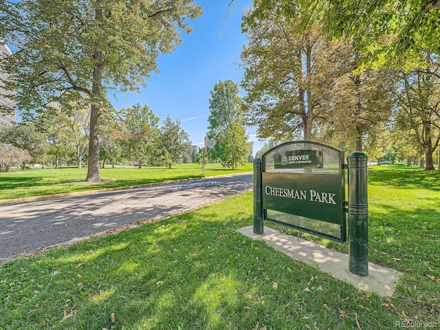 view of property's community featuring a lawn