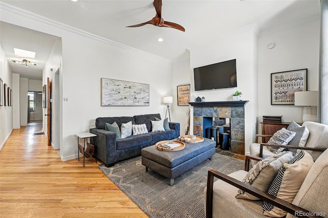 living area featuring recessed lighting, crown molding, a ceiling fan, and light wood-type flooring