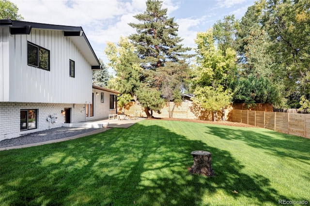 view of yard featuring a patio