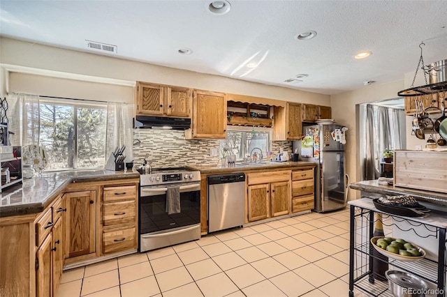 kitchen with visible vents, backsplash, under cabinet range hood, appliances with stainless steel finishes, and recessed lighting