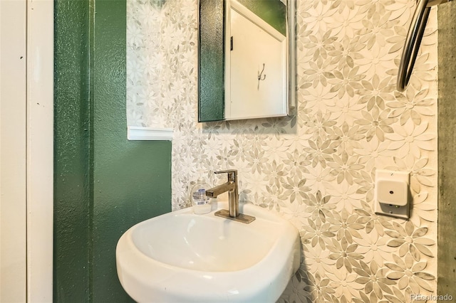 bathroom featuring a sink