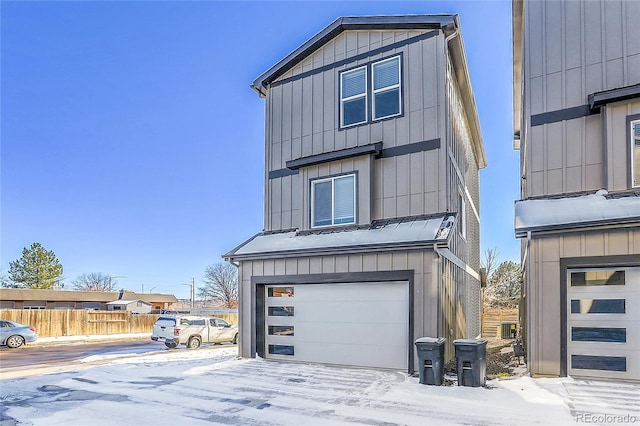 view of front facade featuring a garage