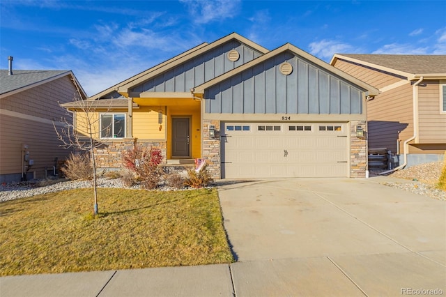 view of front facade featuring a garage and a front yard